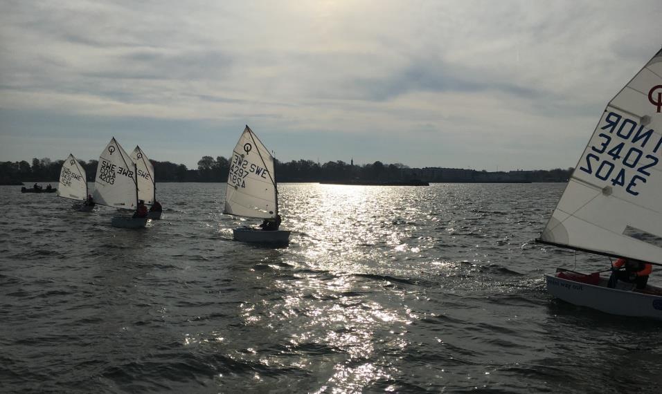 Tävlingar 2018 Klubben har i år varit med och genomfört 4 tävlingar i Vänersborgsviken. Första tävlingen var ett Zoom8 GP 16-17juni i samordning med Sikhall-läger. Ett 20-tal deltagande båtar.