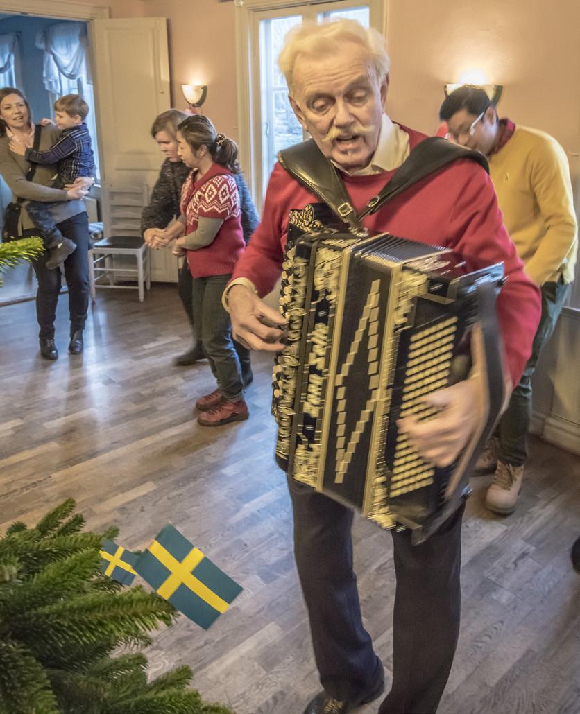 Foto: Carl Johan Gezelius Julgransplundring på Enebybergs gård Trots att renoveringen av gården har påbörjats och att köket är utrivet lyckades vi genomföra årets