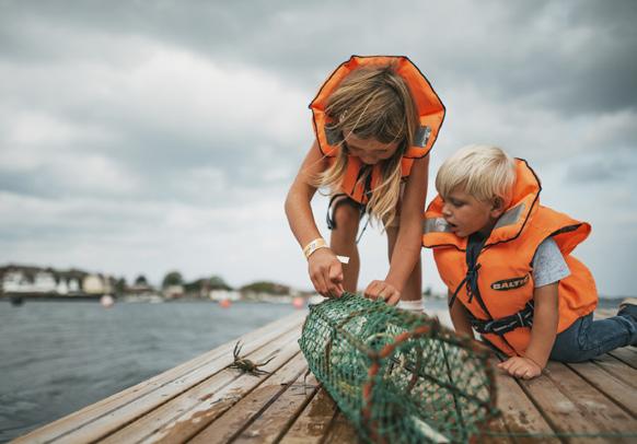 HÖNÖ EN PÄRLA PÅ VÄSTKUSTEN Om du vill uppleva riktig skärgård är Hönö den perfekta platsen att vara på. Den mesta och bästa skärgårdskänslan på ön hittar du i området kring Klåva hamn.