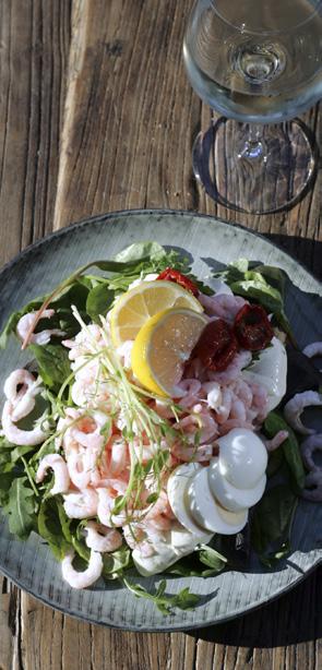 I Klåva hamn slår skärgårdskänslan ut i full blom. Här hittar du öns restauranger, kaféer, affärer, boutiquer, kajakuthyrning, cykeluthyrning, fiskemuseum och turbåtar.