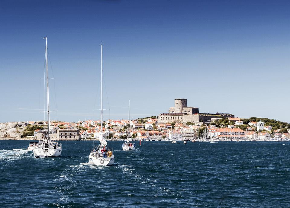SOCIALA KANALER: Instagram: @visitmarstrand Facebook: Marstrand MARSTRAND SVERIGES SEGLINGSHUVUDSTAD ATT KAJA PÅ MARSTRAND BETYDER ATT PROMENERA PÅ KAJEN OCH NJUTA AV FOLKLIVET.