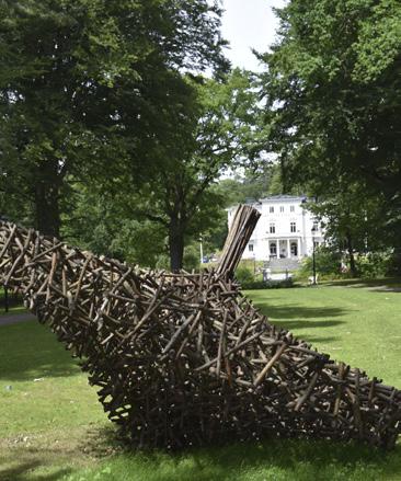 GRÄFSNÄS SLOTTSRUIN OCH PARK Gräfsnäs slottsruin och park är en härlig plats. Extra fint är det under sommarhalvåret då allt är grönt och prunkande.