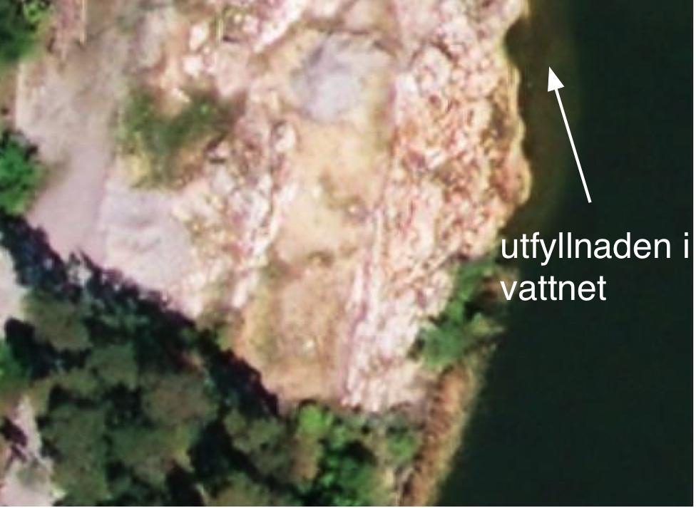 I gränsytan till vattnet finns en utfyllnad och i ytan av fyllnadsmassorna finns rester kvar av slagg och tegel. Planen för fastigheten medger idag industri- och kontorsverksamhet.