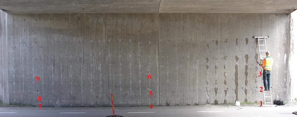 5.1.2. Östra frontmuren på 19-380-1, Hallstahammar 5.1.2.1. Beskrivning av objektet Utanför Hallstahammar vid trafikplats Brånsta går E18 (gul väg) över väg 619 (grön väg).