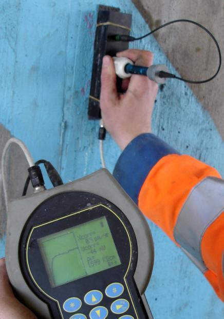 elektrolyt. Detta problem kan lösas genom att vattna ytan under 2 dygn enligt mätproceduren för halvcellpotentialmätning (mätmetod 41a) [12], [14].