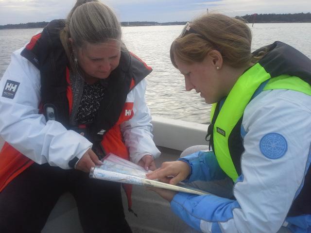 Båtpraktik dag Du som har Förarintyg får under 4 timmar på en mindre båt i skärgården praktiskt gå igenom och öva på de teoretiska kunskaper som ingår i kursen för Förarbevis.