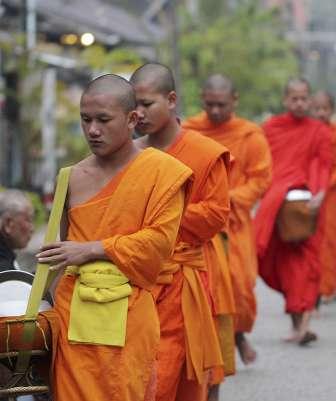 Dag 4 Luang Prabang munkar och landsbygd 15 november Vi går upp i tidig gryning och beskådar den mest förtrollande händelsen i Luang Prabang.