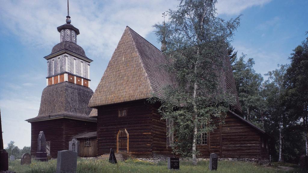 PETÄJÄVESI GAMLA KYRKA PETÄJÄVESI GAMLA KYRKA Petäjävesi gamla kyrka i Mellersta Finland är ett av de mest betydande verken när det gäller byggande i trä i Norden.