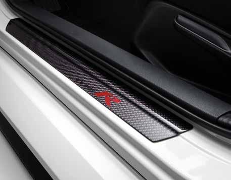 CARBON INTERIOR PACK Kolfilterpaketet för kupén lyfter fram det extremt