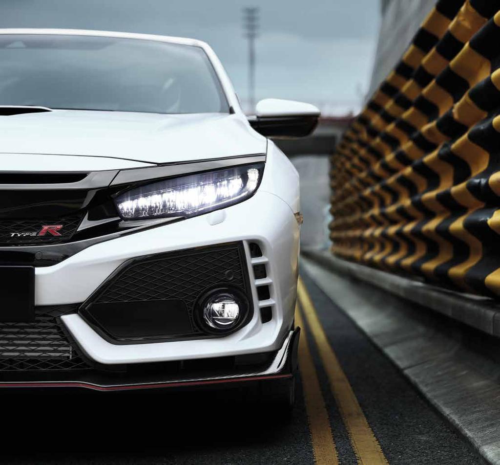 RACING-DNA Nya Civic Type R är en bil som bara Honda kan göra. Den återspeglar vårt unika tankearbete, vårt driv för kontinuerlig förnyelse, omvärdering och orubbliga strävan efter förbättring.