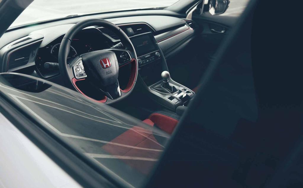 UNIKT FÖR TYPE R Type R:s ambitiösa yttre kan bara jämföras med dess