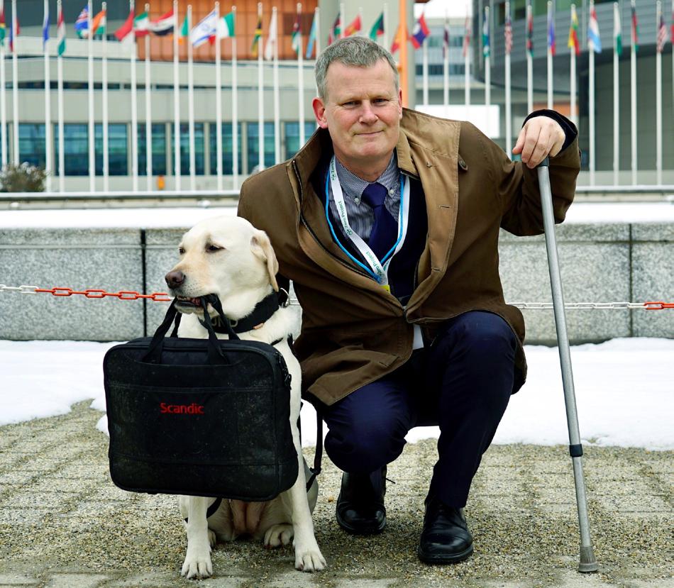 LÅT OSS STOLT FÅ PRESENTERA VÅR TILLGÄNGLIGHETSDIREKTÖR. Scandics tillgänglighetsdirektör Magnus Berglund med sin assistanshund Dixi. Hösten 2003 steg jag in på kontoret med min rehabhund Ada.