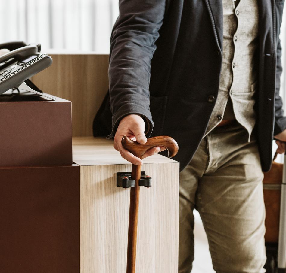 HAR DU BRUTIT BENET KAN VI REKOMMENDERA VÅR LOBBY. Våra receptioner och lobbys ska vara trivsamma även om du kommer med käpp, kryckor, rullstol, rullator eller ledarhund.
