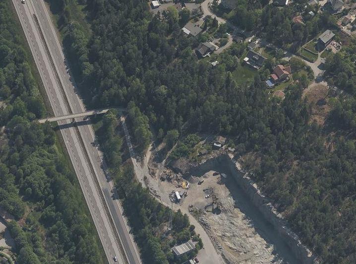 Foto från väster över fastigheten sommaren 2018. Vändplanen är idag färdigbyggd och fastigheten består till största del av skog bortsett från den gamla dragningen av cykelvägen. 3 Anbudsprocessen 3.