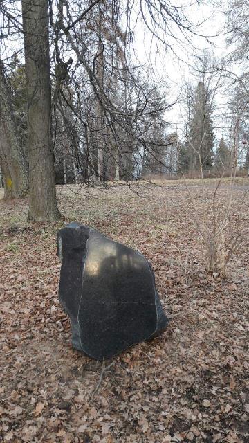 Vi har haft ett block vid Holmbrons östra landfäste. Ett par borrhål syns.