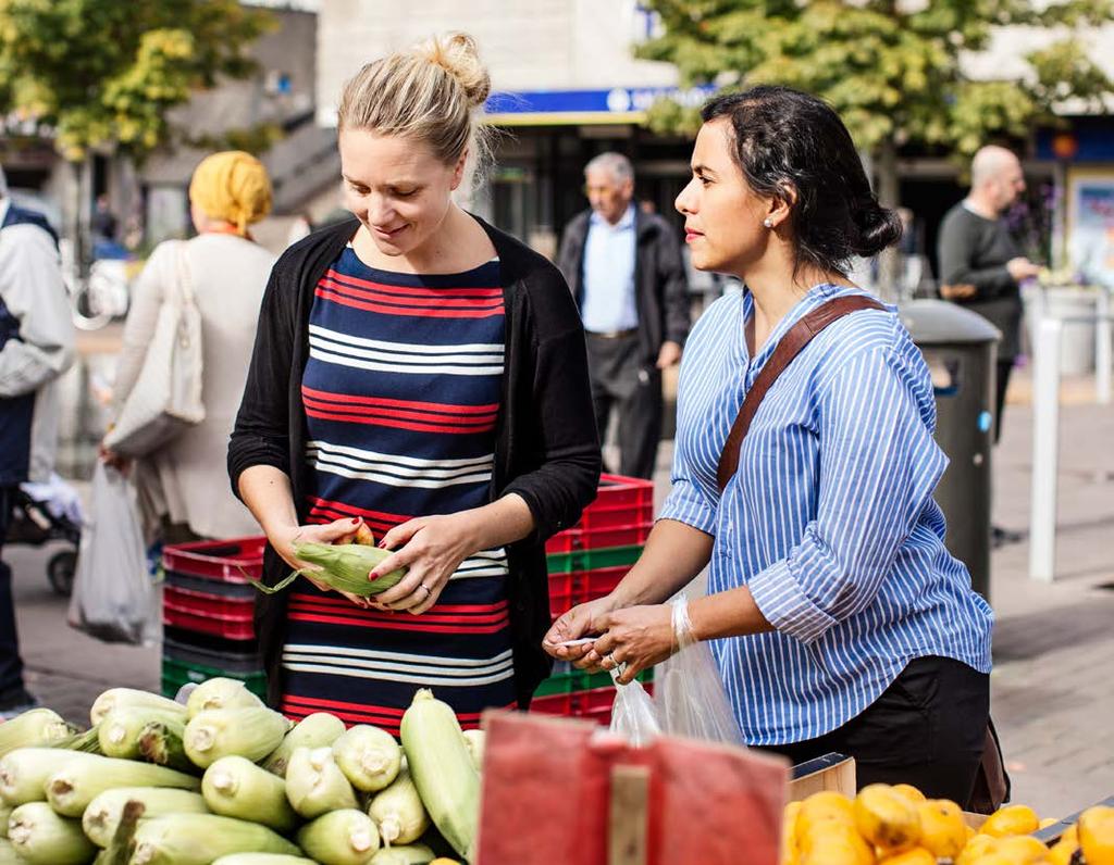 FOTO: LIESELOTTE VAN DER MEIJS Ett Stockholm som håller samman Stockholm är en stad med levande och trygga stadsdelar Stockholm ska vara en stad som håller ihop, med levande och trygga stadsdelar.