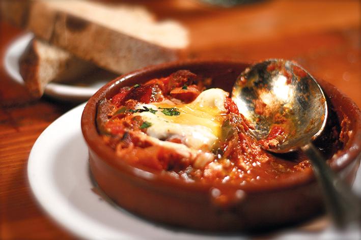 Menemen: turkisk omelett Menemen är en populär frukostomelett, men den passar lika bra att servera till lunch eller en lätt middag.