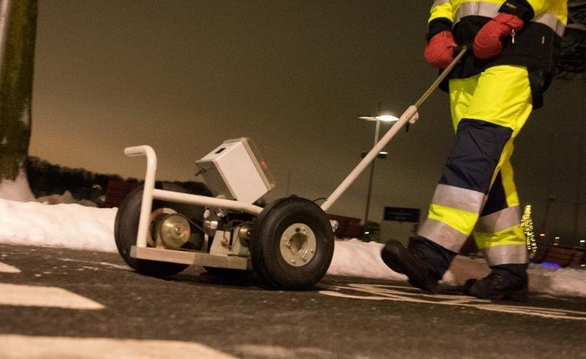 mäthjulet är något bromsat i förhållande till de två bakre hjulen (Figur 1).
