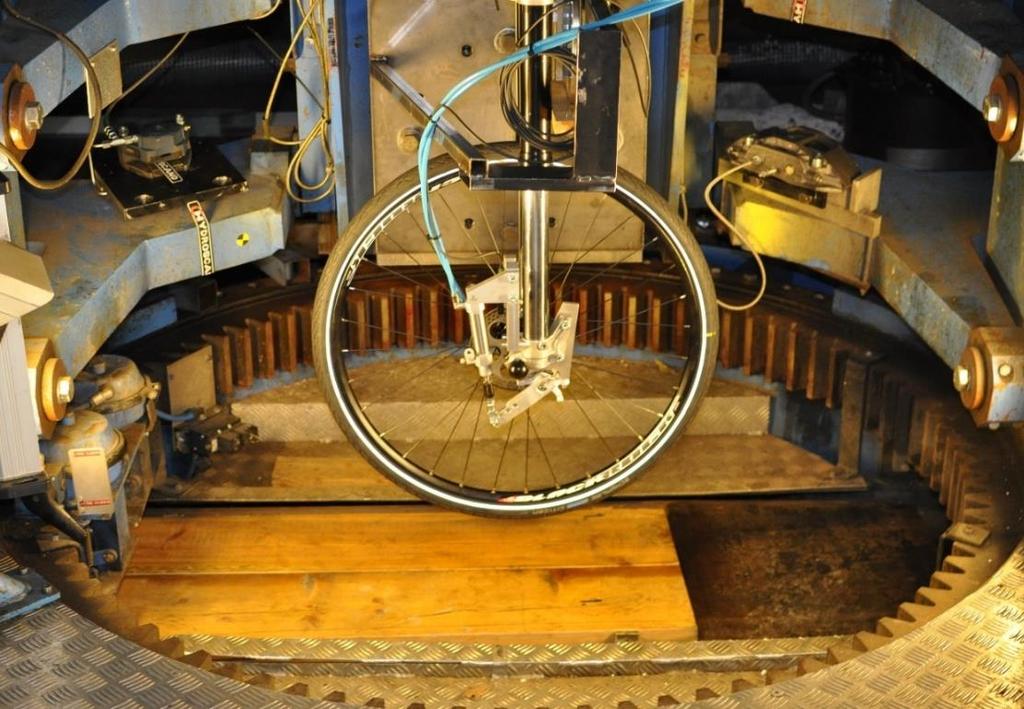 framgaffeln i den nya konstruktionen riktad helt i vertikal led, dvs. utan den castervinkel som en framgaffel normalt har på en cykel.