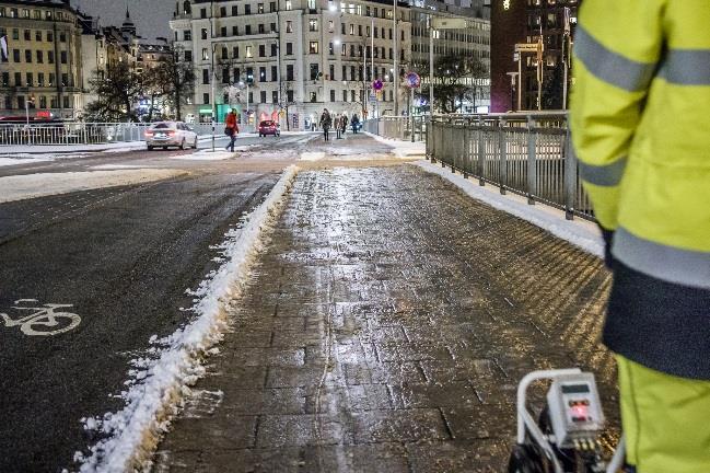 Vid ett annat tillfälle på samma plats, då väglaget var detsamma på de båda ytorna, kunde man också se en skillnad i friktion (Figur 19).