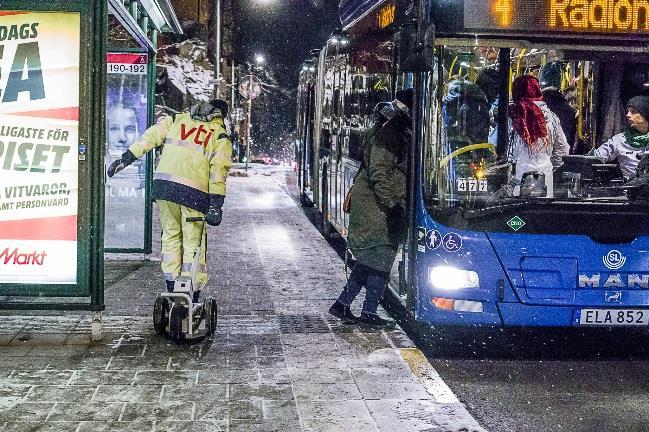 Figur 21. Busshållplats med taktila plattor längs Hornsgatan (7 januari, 2016, se Figur 22).