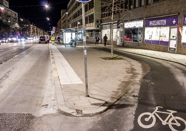 Figur 23. Plattorna vid busshållplatsen på Hornsgatan (jämför Figur 22). Den 1 december (till vänster) och den 16 december (till höger), 2016.