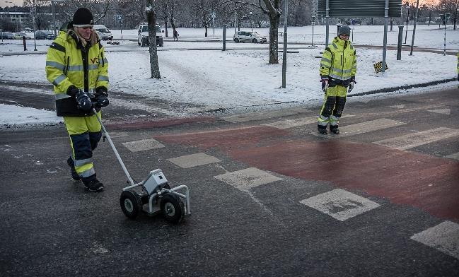 Figur 26. In- och utfarten till cirkulationsplatsen med rödfärgade cykelpassager.