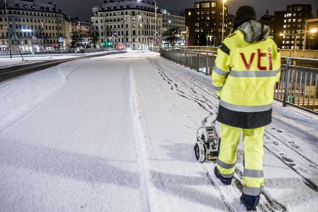 Figur 30. Friktionsmätning på lös snö (till vänster) och på packad snö (till höger). Det är dock inte alltid som snöväglag innebär halka.