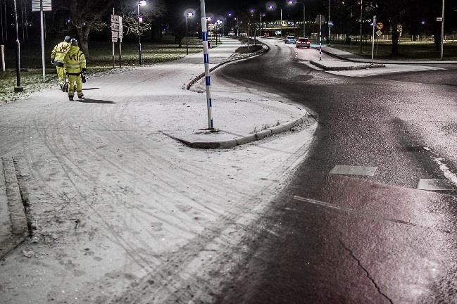 Figur 32. Kraftig rimfrostutfällning på cykelbana i Stockholm på kvällen den 16 december 2015 (längst upp till vänster).