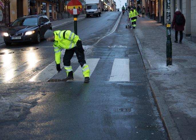 Cykelfältet längs Götgatan med 0,5 cm snömodd (till vänster) och cykelbanan med våt barmark (till höger).