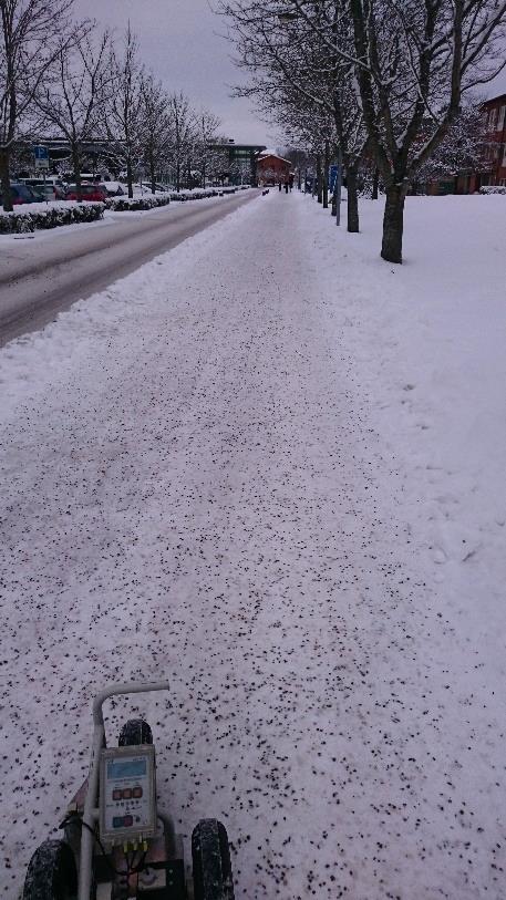 Framförallt i kombination med vatten - och kanske även salt från vinterväghållningen - kan lera, smuts och grus ge en extra låg friktion. Det gäller särskilt på beläggningsytor med en slät textur.