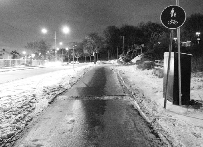 Figur 42. Avgrävd och av byggtrafik nedsmutsad gång- och cykelbana, 15 januari 2014.