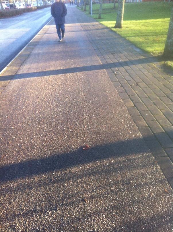 Figur 46. Till vänster: cykelbana med grus på fuktig barmark som representeras av friktionsprofilen i Figur 45. Till höger: gång- och cykelväg med spårbunden cykeltrafik på yta med grus på barmark. 3.