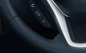 Läderklädd multifunktionell ratt och växelspaksknopp Automatisk luftkonditionering Backkamera Förar- och passagerarsäte manuellt justerbart i höjdled 6 högtalare Tonade rutor bak LED Strålkastare med