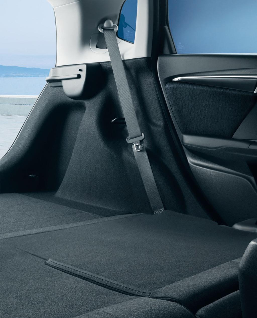 PRAKTISKT UTRYMME Små bilar är vanligen kända för sina fina köregenskaper och sin smidighet, men funktionalitet är vanligtvis inte deras starka sida. Med nya Honda Jazz får du alltihop.