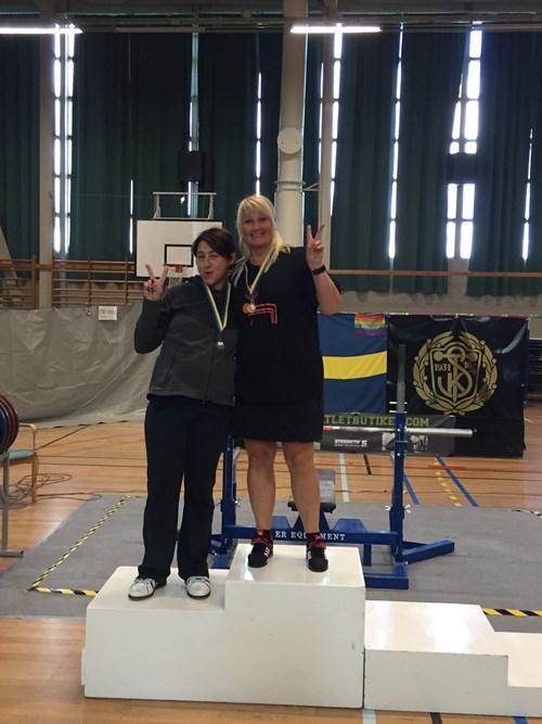 Här hade vi även två st damer i masters 2 klassen som vanns av Maria Jensen på 70 kg efter en bantning som belönades med Guldet. Tvåa blev vår Hanne som tangerade sitt pb med 57.