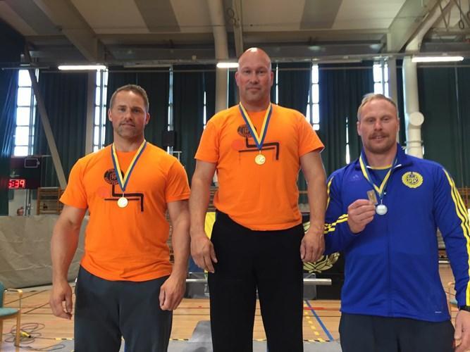 Klass 93 kg blev rafflande då två bröder Anders och Lars skulle avgöra vem som är starkast, där gäller fortfarande uttrycket "gammal är äldst" då Anders gjorde