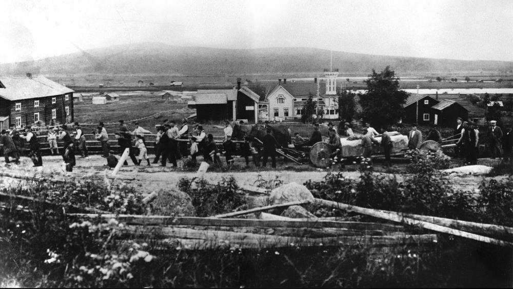 9 Mina Plantings fotografi av transport av sten till kyrktrappan i samband med renoveringen av Övertorneå kyrka 1902/1903. Mannen i vita skärmmössan längst till höger är länsman Magnus Ström.