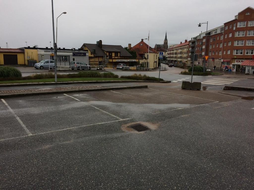 det finns åtminstone tre dagvattenbrunnar i
