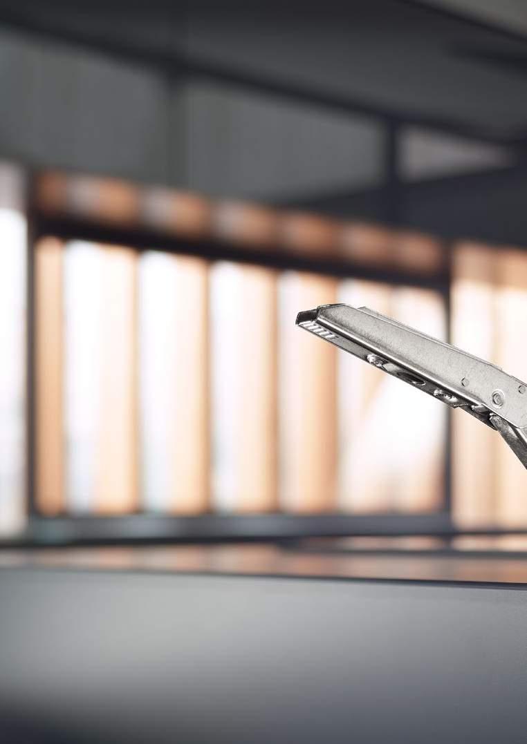 Minimalistisk design AVENTOS HK top utgör en harmonisk enhet i både hög- och väggskåp. Fokus sätts på möbelutformningen.