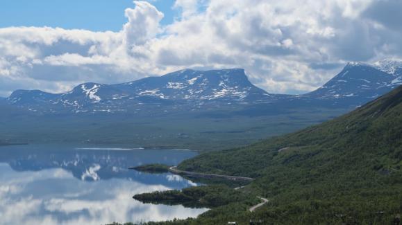 Foto: Peter Hennix Allt här uppe är sent och det är mycket snö kvar. Vi kunde sedan obsa ytterligare några fjällpipare.