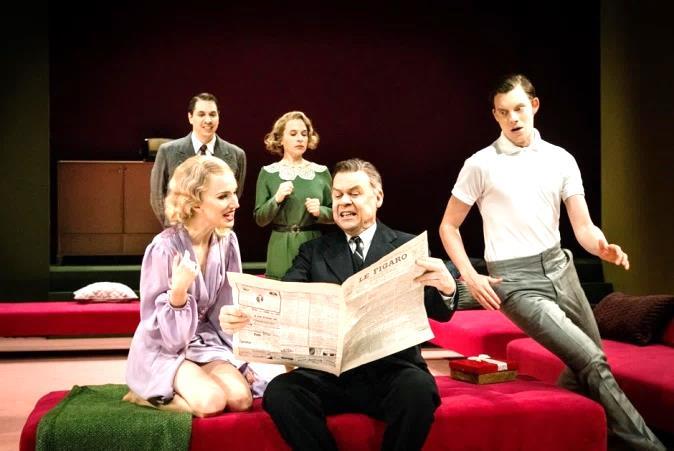 FÖRLOVNINGEN Dramaten Lilla Scenen Lördag 25 maj kl 13:00 Pris 300 kr 1930-talets Paris. Cigarettmunstycken och krossade hjärtan.