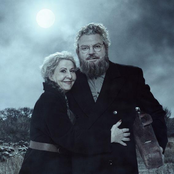 Lucette vet bara inte att han i hemlighet inlett en relation med en annan kvinna, och att deras förlovningsfest närmar sig med rasande fart. Anmälan till eva.brolin@live.