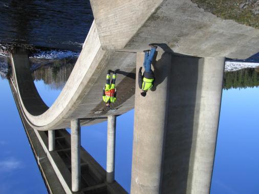 16 2 PROJEKTBESKRIVNING grader av liten lokal konstruerad skada och slutligen en femte mätomgång efter att ha belastat bron till brott.