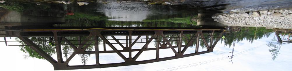 sist i Avsnitt 2.3.1). Figur 13: Mätningar av självsvängningar har gjorts på två järnvägsbroar. En över Långforsen (övre bilderna) och en över Åby älv (undre bilden). 2.4 Accelerometerkalibrering Äldre mätningar på bron över Långforsen från 2009 hade för dåligt signal-brusförhållande för tillförlitlig modalanalys.