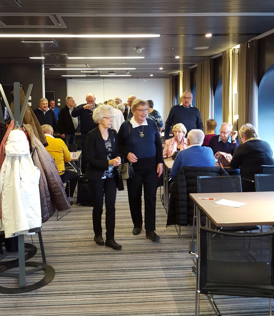Frukostbordet stod dukat, konferensrummet förvandlades till spelhåla, efter båtbyte