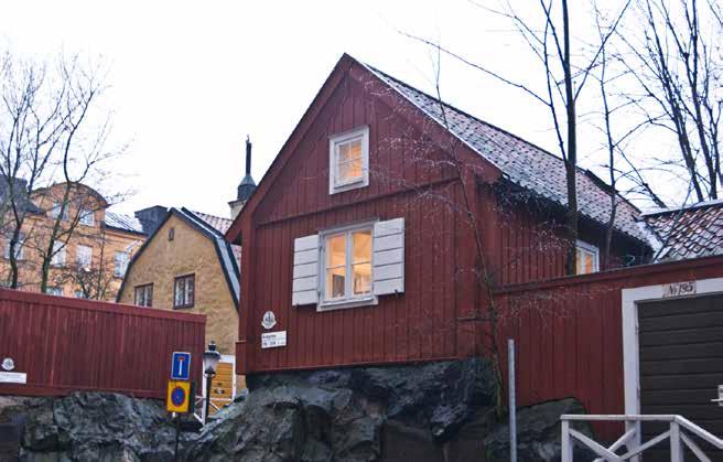 LOTSEN 21, DET VÄSTRA HUSET I GATHÖRNET. IDAG LIGGER HUSET HÖGT ÖVER GATANS NIVÅ. FOTO: J. MALMBERG.