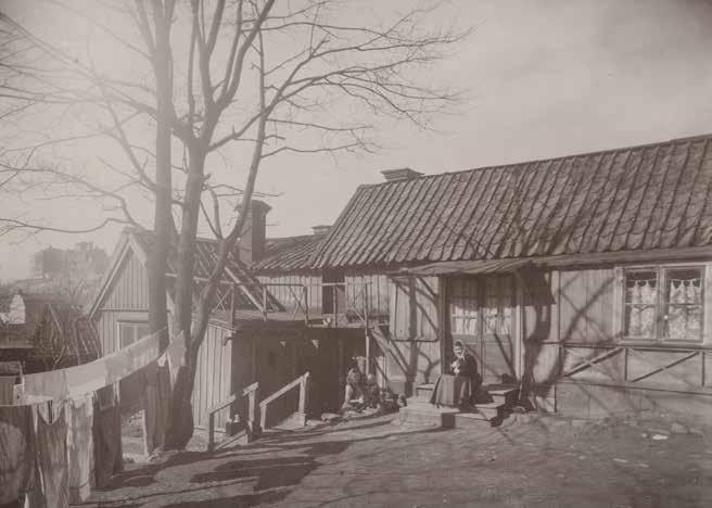 FASTIGHETEN LOTSEN 8 SETT FRÅN GÅRDEN OCH SÖDER. FOTO ATELJÉ LARSSON 1907. SSM:S ARKIV, C513.