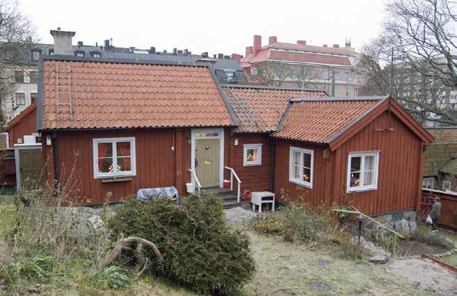 LOTSEN 20 FRÅN GÅRDEN. MITTPARTIET HAR EN OKLÄDD TIMMERSTOMME. FOTO: J. MALMBERG. bevarande av några äldre stockholmsmiljöer.