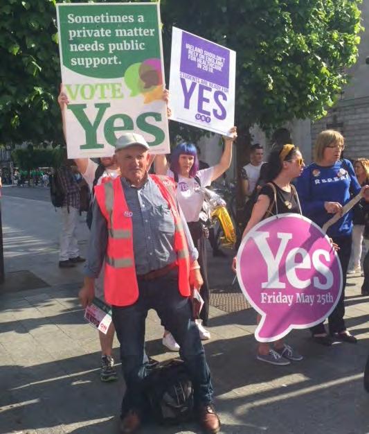 VERKSAMHETSBERÄTTELSE Demonstrationerna pågick in i det sista inför folkomröstningen i Irland i maj 2018. Katarina Bergehed/Amnesty International. och politikerna.